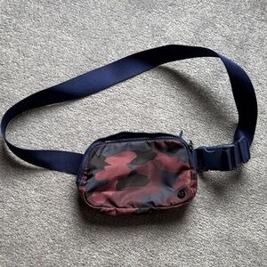 Lulllemon Camouflage Belt Bag. Burgundy & navy